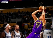 米兰体育app入口-湖人力克开拓者，灵活变换战术反制对手