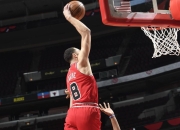 米兰捕鱼-包含步行者大胜马刺，拉文贡献25分的词条