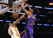 米兰体育官网-湖人豪取五连胜，詹皇砍下三双