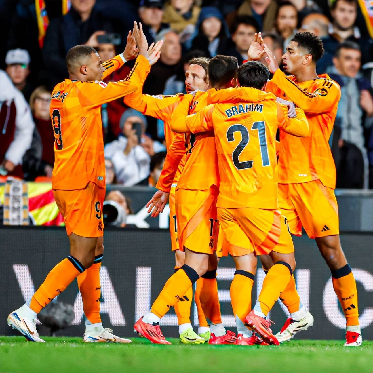 皇马客场逆转,升至联赛第三 皇马客场逆转,升至联赛第三