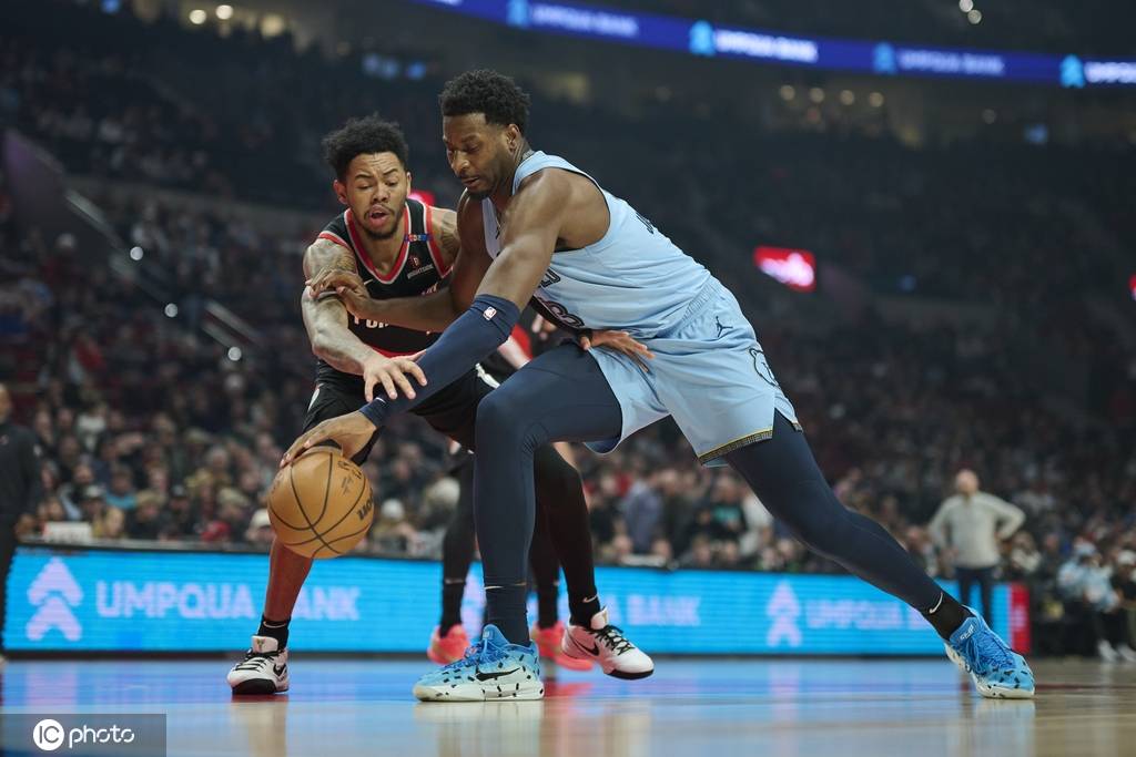 开拓者队团结合作，轻取比赛