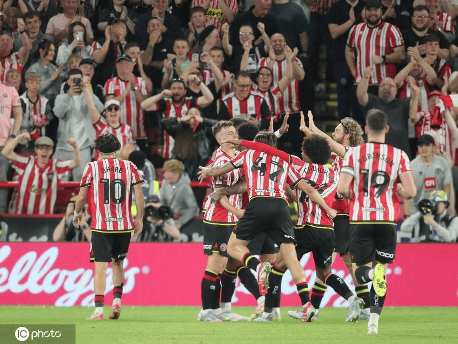 谢菲联后卫定位球防守薄弱,引发球迷争议的简单介绍 谢菲联后卫定位球防守薄弱,引发球迷争议的简单介绍