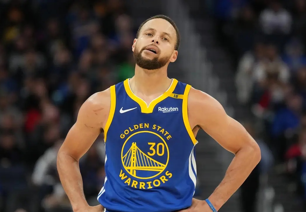 勇士大胜篮网继续保持不败金身，库里全面表现的简单介绍