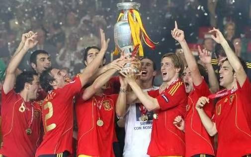 世界级豪门球队争相夺冠，欧洲足坛精彩绝伦