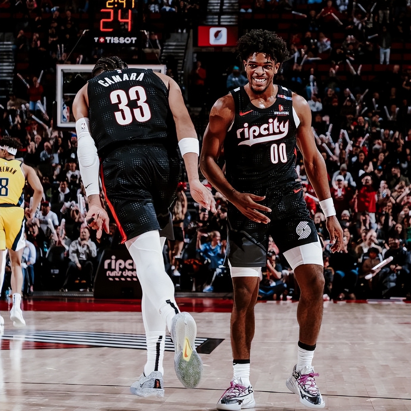 开拓者胜马刺,利拉德末节爆发式进攻 开拓者胜马刺,利拉德末节爆发式进攻