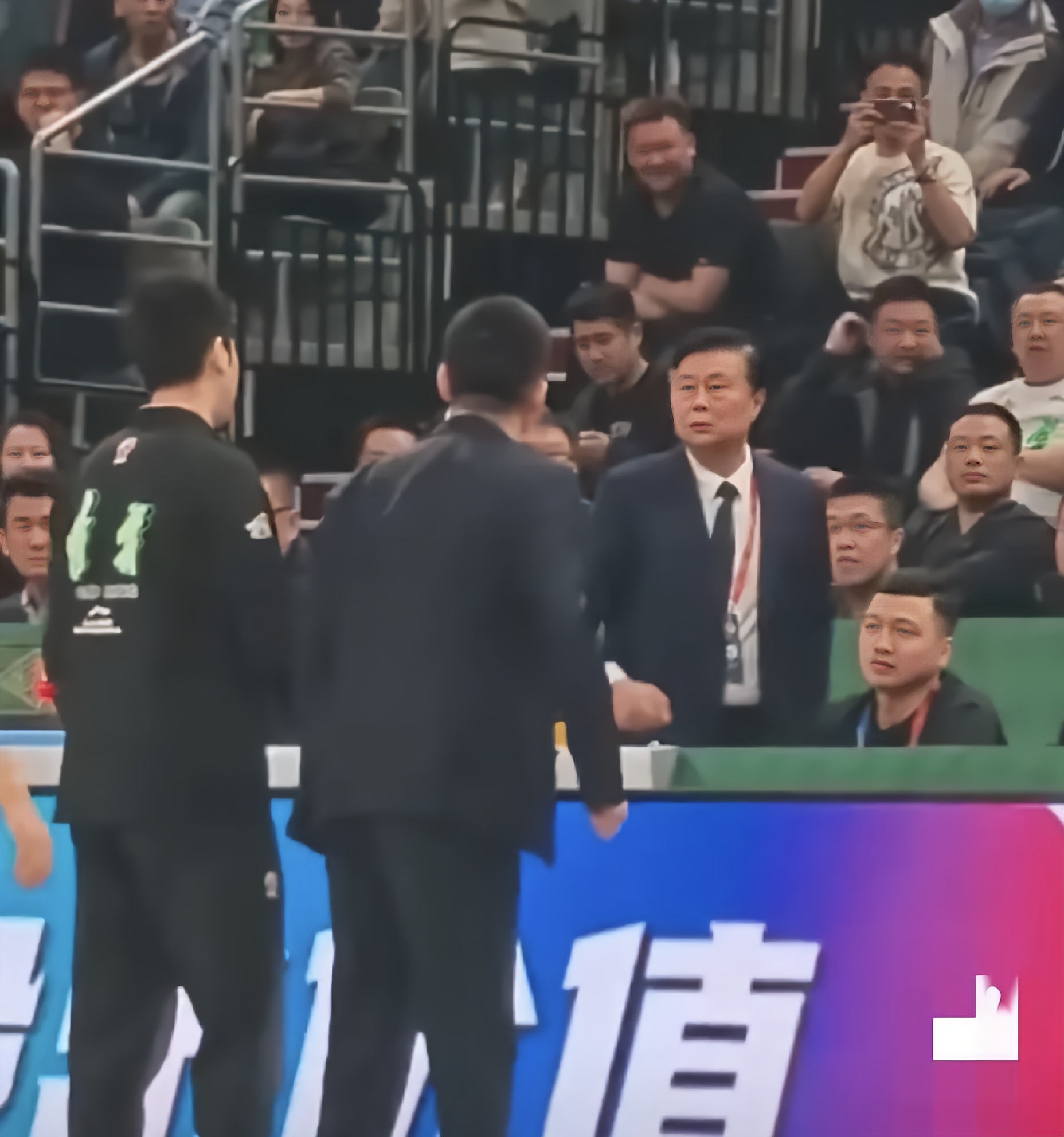 山东男篮客场击败湖北队，赢得掌声