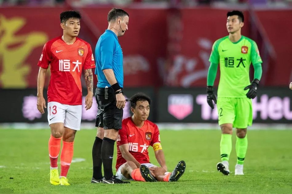 恒大客场轻取佳兆业,维持领跑地位 恒大客场轻取佳兆业,维持领跑地位