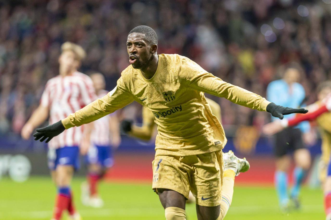 沙尔克边锋创造进球神奇一幕，成为焦点人物