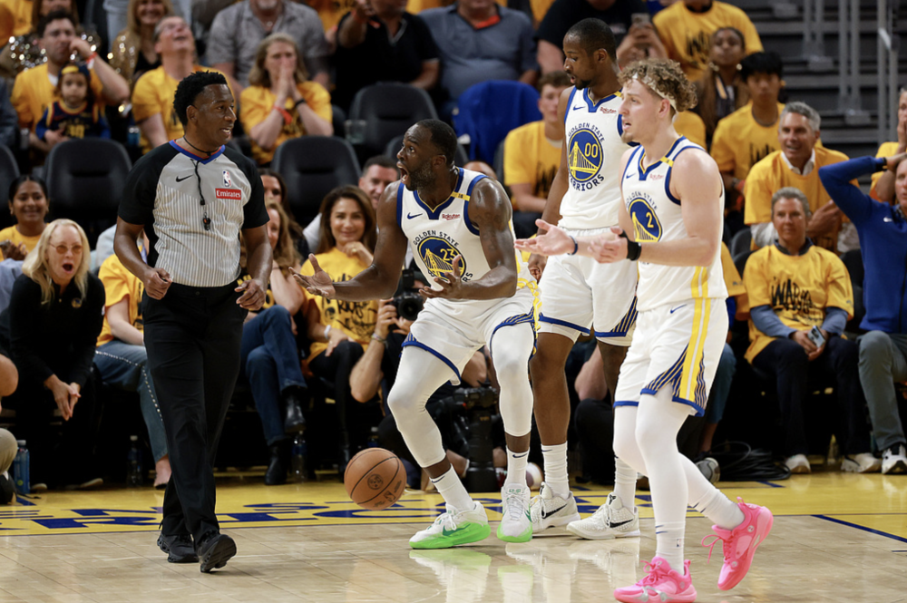 包含尼克斯客场击败国王，兰德尔关键时刻表现出色的词条