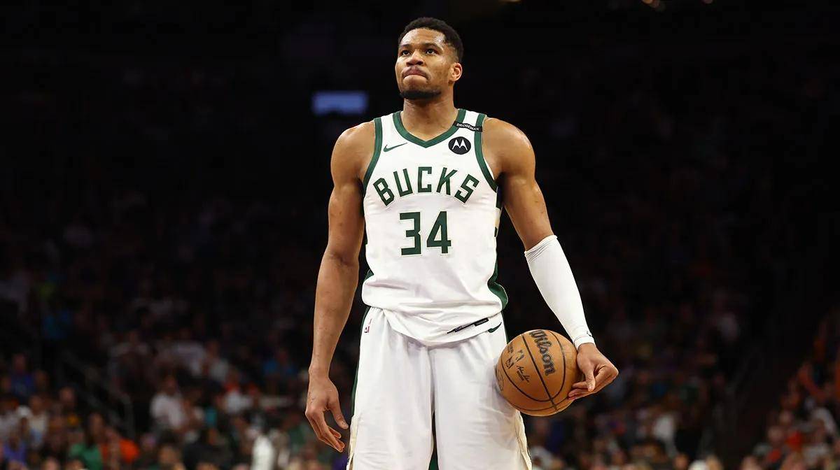 雄鹿后卫在比赛中爆发,成为球队胜利的关键人物 雄鹿后卫在比赛中爆发,成为球队胜利的关键人物