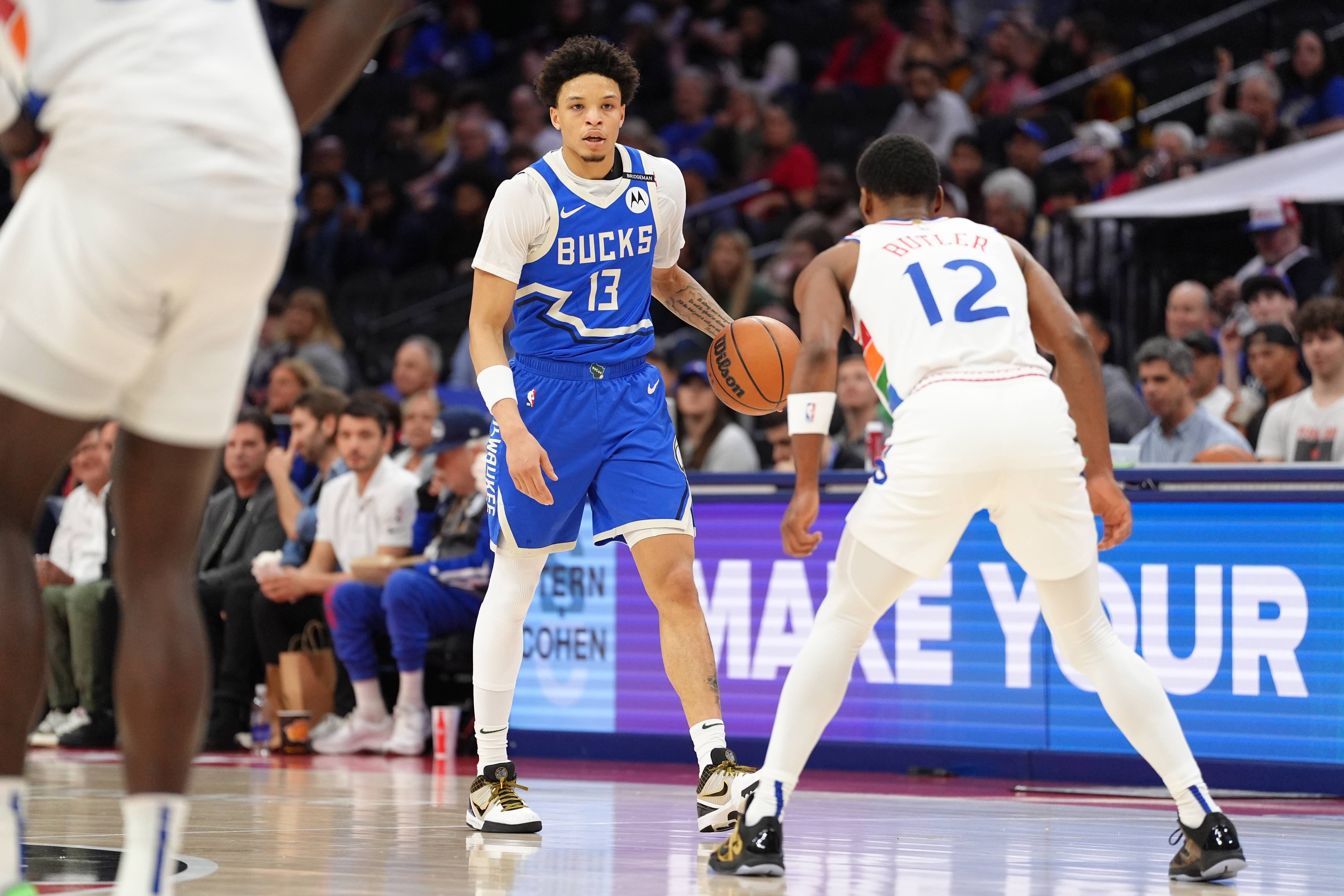 雄鹿后卫在比赛中爆发,成为球队胜利的关键人物 雄鹿后卫在比赛中爆发,成为球队胜利的关键人物