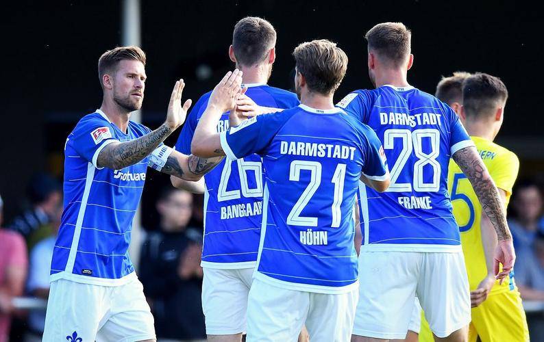 关于不来梅客场作战，凭借点球战胜不莱梅的信息