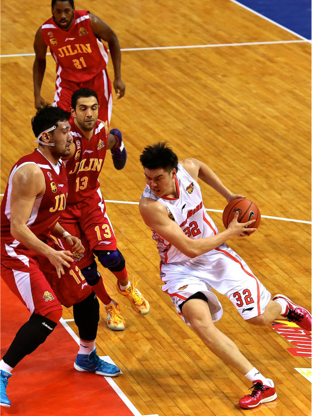 河南男篮逆袭！凭借团队合作力压青岛队的简单介绍