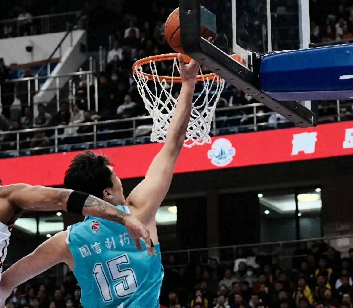 河南男篮逆袭！凭借团队合作力压青岛队的简单介绍