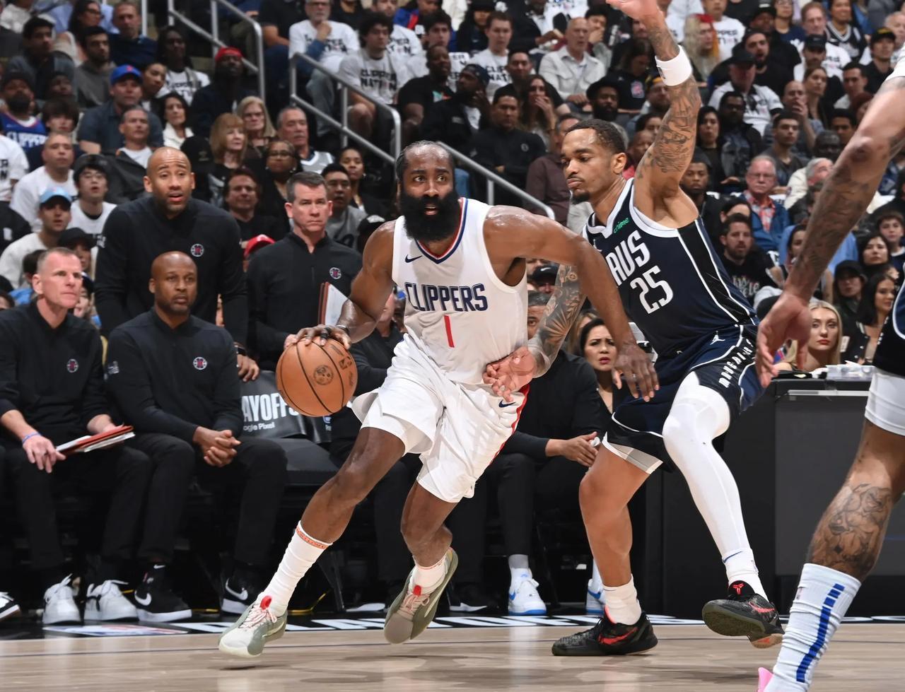 火箭胜快船，哈登绝杀掀翻弱势追平