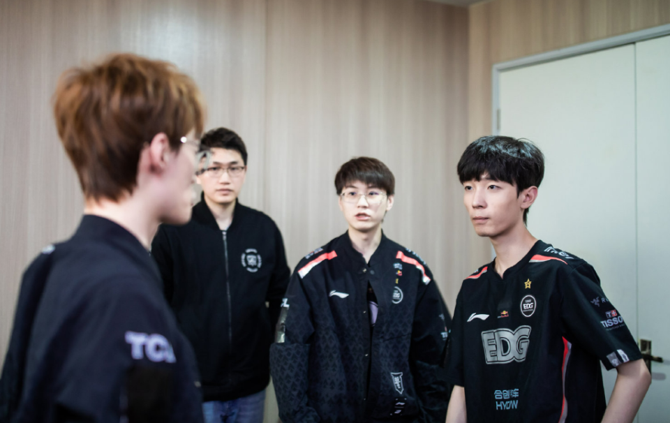 关于CLG绝杀FNC，Meiko操刀奇招英雄翻盘焦点之战2025世界赛，让粉丝疯狂欢呼的信息